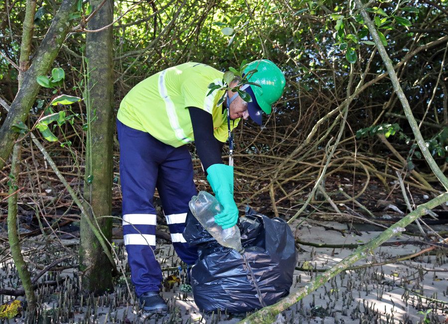 TESC promove uma ação de limpeza nas margens do Rio Pedreira