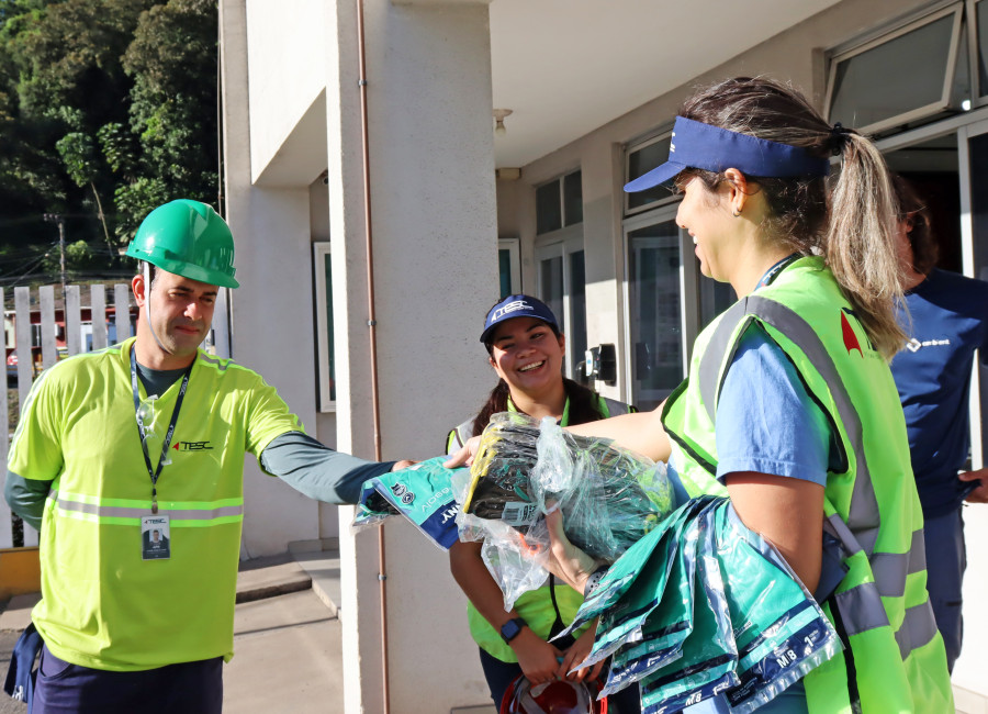 TESC promove uma ação de limpeza nas margens do Rio Pedreira